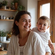 Joven madre riendo con su hijo, simbolizando la nutrición posparto y la energía para la familia.