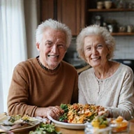 Pareja mayor sonriendo y disfrutando de una comida saludable juntos en casa.